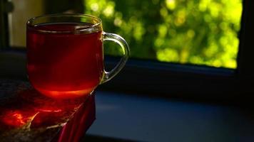 té a la luz. té en taza. luz a través del agua. bebida de la mañana. Detalles del desayuno. video