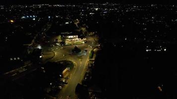 hermosa vista aérea de la ciudad británica y las carreteras por la noche. tomas de alto ángulo de drones de la ciudad británica iluminada