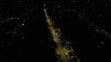 hermosa vista aérea de la ciudad británica y las carreteras por la noche. tomas de alto ángulo de drones de la ciudad británica iluminada