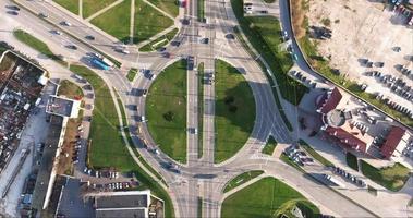 versneld video 4x antenne visie bovenstaand Bij tweesprong Aan weg knooppunt met zwaar verkeer in stad