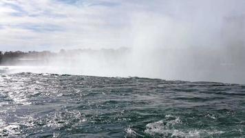 Niagara valt van de Amerikaans en Canadees kanten. regenboog over- de waterval. de meest populair toerist plaats. stormachtig rivier- dat stromen in de meer. video