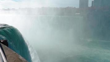 niagara falls från de amerikan och kanadensisk sidor. regnbåge över de vattenfall. de mest populär turist plats. stormig flod den där flöden in i de sjö. video