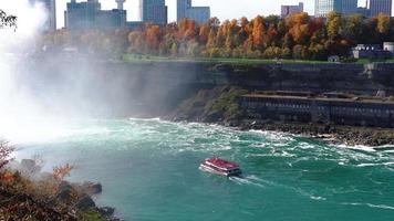 Niagarafälle von der amerikanischen und kanadischen Seite. Regenbogen über dem Wasserfall. der beliebteste Touristenort. stürmischer Fluss, der in den See mündet. video