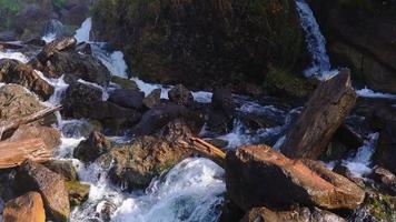 les chutes du niagara du côté américain et canadien. arc-en-ciel au-dessus de la cascade. l'endroit touristique le plus populaire. rivière orageuse qui se jette dans le lac.