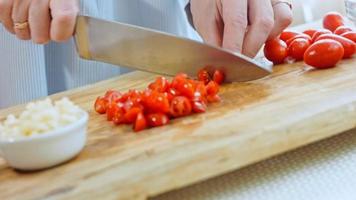 ovos fritos na cozinha georgiana, chirbuli. ovos com tomates cozinhando na panela video