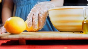 verde adjika preparato a partire dal menta e caldo Pepe. tradizionale georgiano cucina video