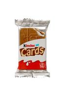 ternopil, ucrania - 3 de junio de 2022 paquete de productos de tarjetas de chocolate kinder. kinder es una marca de productos de confitería de la multinacional confitería ferrero. foto