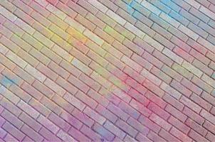 losas de pavimentación multicolores, recubiertas de polvo con colores secos en el festival holi foto