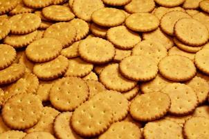 primer plano de galletas saladas foto