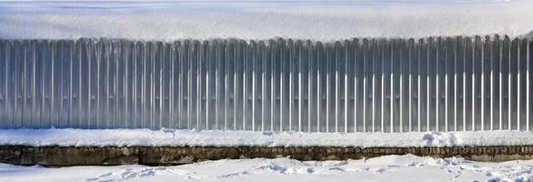 textura de pared de metal cubierto de nieve foto