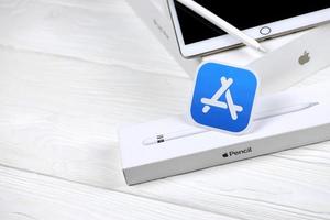 kharkiv, ucrania - 27 de enero de 2022 nuevo ipad de apple y lápiz de apple y logotipo azul de la tienda de aplicaciones sobre fondo blanco. Apple Inc. es una empresa de tecnología americana foto