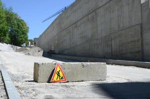 Señal de obras viales para obras de construcción en las calles de la ciudad