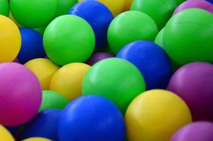 piscina para divertirse y saltar en bolas de plástico de colores foto