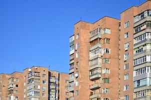 antiguo edificio ruso de varios pisos foto