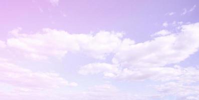 un cielo azul con muchas nubes blancas de diferentes tamaños foto