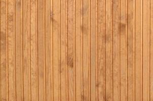 cierre de paneles de valla de madera marrón. muchos tablones de madera verticales foto
