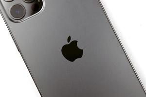 kharkiv, ucrania - 27 de enero de 2022 apple iphone 12 pro nuevo modelo de marca smartphone con base ios sobre fondo blanco. Apple Inc. es una empresa de tecnología americana foto