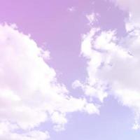 un cielo azul con muchas nubes blancas de diferentes tamaños foto