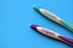 ternopil, ucrania - 23 de junio de 2022 cepillos de dientes colgate, una marca de productos de higiene bucal fabricados por la empresa estadounidense de bienes de consumo colgate-palmolive foto