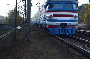 viejo tren eléctrico soviético con un diseño obsoleto que se mueve por ferrocarril foto