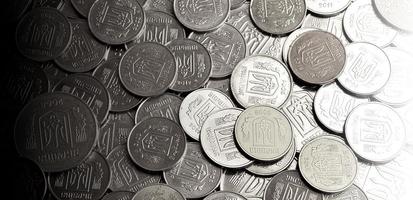 un montón de monedas ucranianas foto