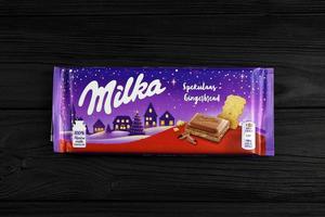 kharkiv, ucrania - 27 de enero de 2022 milka spekulaas barra de chocolate con pan de jengibre. Milka es una marca suiza de dulces de chocolate fabricados por la empresa mondelez international foto