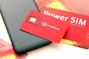 ternopil, ucrania - 5 de julio de 2022 tarjeta móvil vodafone power sim de vodafone group plc - multinacional británica de telecomunicaciones que opera redes en 22 países foto