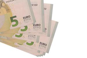 Los billetes de 5 euros se encuentran en un pequeño grupo o en un paquete aislado en blanco. maqueta con espacio de copia. negocios y cambio de moneda foto
