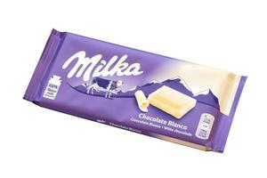 ternopil, ucrania - 20 de junio de 2022 barra de chocolate blanco milka. Milka es una marca suiza de dulces de chocolate fabricados por la empresa mondelez international foto