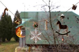 foto de una guirnalda decorativa navideña con juguetes en la ventana del pueblo