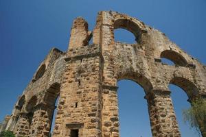 acueducto de la antigua ciudad de aspendos en antalya, turkiye foto