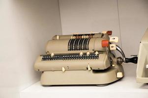 modelo de máquina de escribir diminuta de estilo retro sobre fondo blanco foto