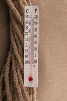 termómetro en una cuerda marrón sobre un fondo de tela