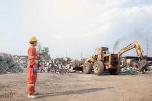 el trabajador controla la separación de residuos de reciclaje de las plantas de residuos reciclables. Residuos de botellas de plástico y otros tipos de residuos plásticos. foto