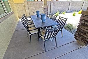 Líneas simples de muebles de patio al aire libre. foto