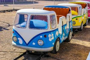 paseo en el parque de atracciones para niños pequeños foto