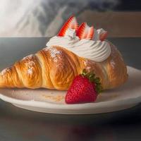 croissant en el plato blanco, con fresas frescas y crema batida. foto