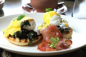 huevos benedictinos desayuno con salsa holandesa foto