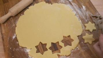 vue de dessus des ingrédients pour la cuisson des biscuits de pain d'épice de noël. préparation de biscuits festifs au pain d'épice video
