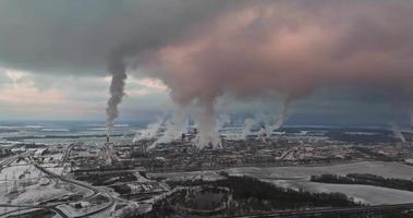 antenne visie Aan gerookt pijpen van chemisch onderneming fabriek. lucht verontreiniging concept. industrieel landschap milieu verontreiniging verspilling van thermisch macht fabriek video