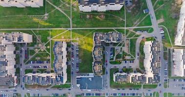 vista panorámica aérea sobre la zona residencial con autopistas y edificios de gran altura con muchos estacionamientos con autos en los patios video