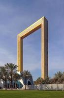 dubai, emiratos árabes unidos 25 de diciembre de 2018 telón de fondo urbanístico. eau perspectiva del marco de dubai. Monumento famoso de los emiratos árabes unidos. foto