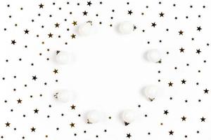 bolas de Navidad blancas y estrellas sobre fondo aislado. foto