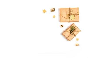 tarjeta de Navidad. fondo con dos regalos, bolas de oro y estrellas. foto