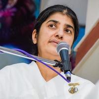 nueva delhi, india, 16 de octubre de 2022 - bk shivani durante la sesión de meditación, shivani verma, más conocida como bk shivani, es maestra en el movimiento espiritual de yoga y meditación brahma kumaris de la india foto