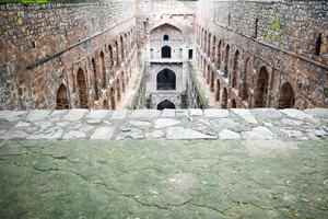 agrasen ki baoli paso bien situado en el medio de connaught colocado nueva delhi india, antigua construcción de arqueología antigua foto