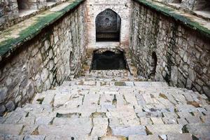 agrasen ki baoli paso bien situado en el medio de connaught colocado nueva delhi india, antigua construcción de arqueología antigua foto