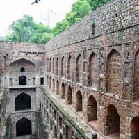 agrasen ki baoli paso bien situado en el medio de connaught colocado nueva delhi india, antigua construcción de arqueología antigua foto