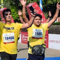 nueva delhi, india - 16 de octubre de 2022 - carrera de media maratón de vedanta delhi después de covid en la que los participantes del maratón están a punto de cruzar la línea de meta, media maratón de delhi 2022 foto