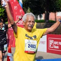 nueva delhi, india - 16 de octubre de 2022 - carrera de media maratón de vedanta delhi después de covid en la que los participantes del maratón están a punto de cruzar la línea de meta, media maratón de delhi 2022 foto